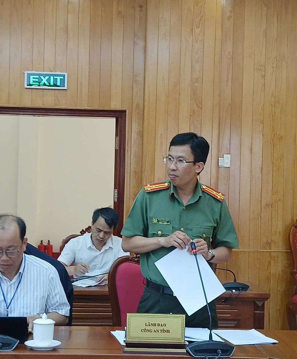 Lãnh đạo Công an tỉnh báo cáo về công tác đảm bảo an ninh trật tự trong kỳ thi.