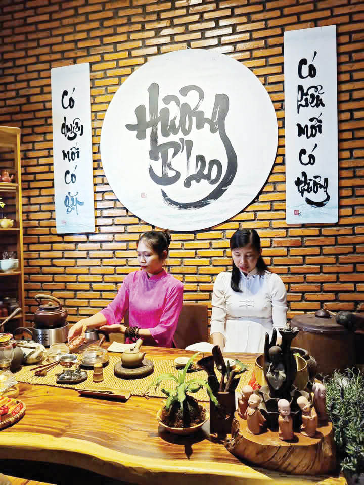 Cô Đỗ Sơn (áo trắng)