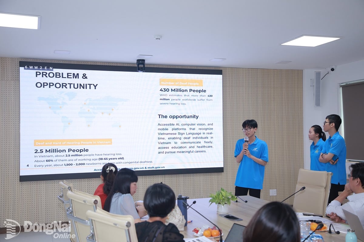 Đại diện nhóm tác giả trình bày về Dự án Adley - ứng dụng hỗ trợ chuyển đổi ngôn ngữ nói thành ngôn ngữ ký hiệu. Ảnh: NVCC

