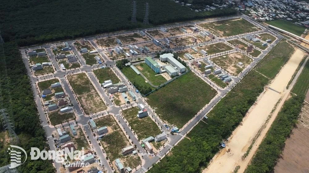 Khu tái định cư Long Đức là khu tái định cư đầu tiên bố trí cho các hộ dân thuộc Dự án đường cao tốc Biên Hòa - Vũng Tàu hoàn thành xây dựng nhưng đến nay hệ thống điện vẫn chưa được đấu nối để phục vụ người dân. Ảnh: Phạm Tùng