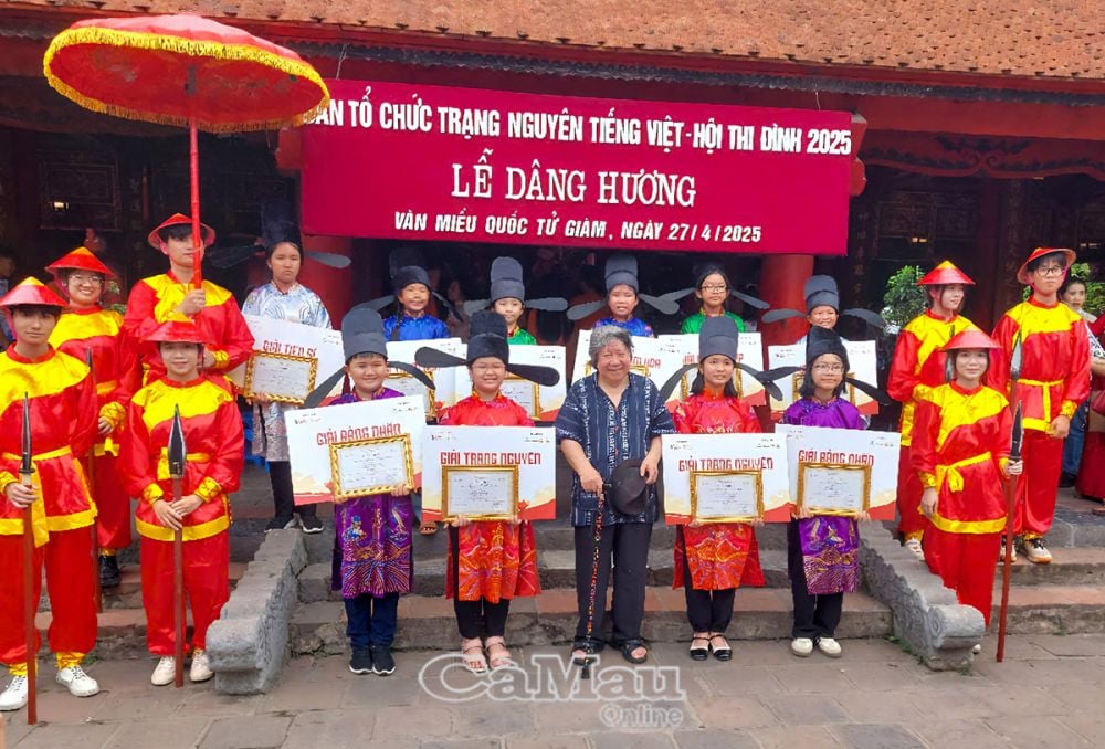 Sĩ tử đoạt giải vòng thi Ðình dâng hương và báo công tại Di tích Quốc gia đặc biệt Văn Miếu - Quốc Tử Giám.  (Ảnh nhà trường cung cấp)