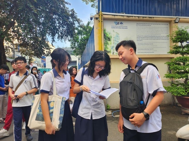 Tỷ lệ chọi trường chuyên cao ngất, Sở Giáo dục TPHCM nói học sinh 'đừng quá lo' ảnh 2