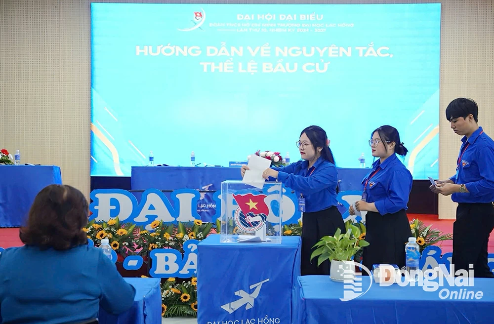 Chị Phan Ngọc Thùy Trang (thứ 3 từ phải qua) luôn nhiệt tình với các hoạt động Đoàn - Hội ở Trường đại học Lạc Hồng. Ảnh: L.Duy