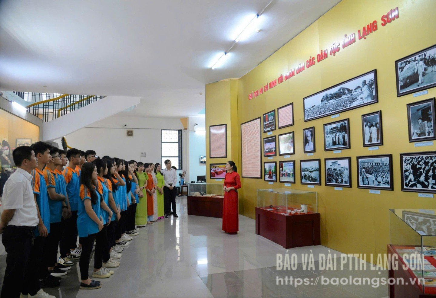 Thuyết minh viên Bảo tàng tỉnh giới thiệu hiện vật lịch sử đến khách tham quan 