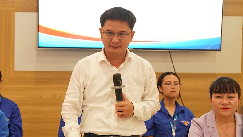 Tặng Giấy khen cho tác giả và ca sĩ quảng bá ca khúc “Viết tiếp câu chuyện hòa bình” ảnh 1