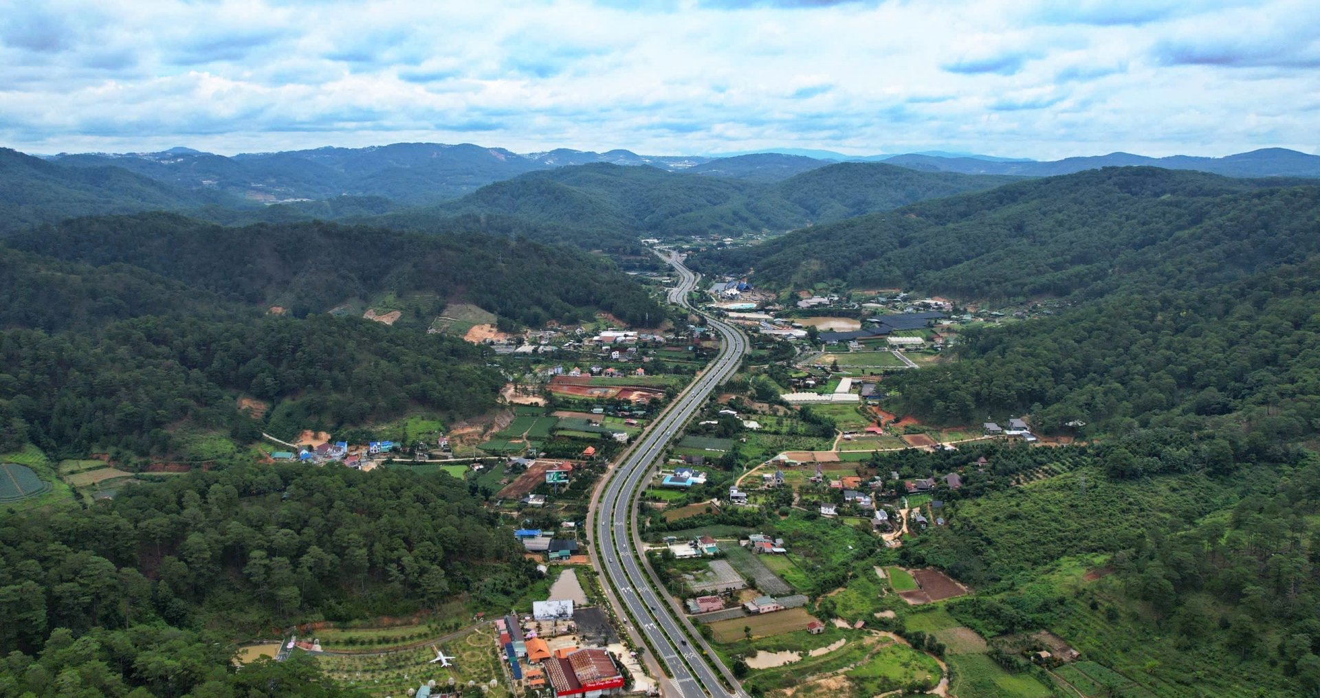 Một đoạn tuyến cao tốc Liên Khương - Prenn kết nối sân bay Liên Khương lên TP Đà Lạt, tỉnh Lâm Đồng