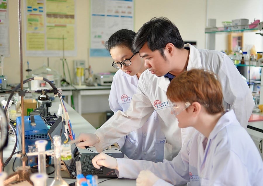 Sinh viên Trường Đại học Khoa học và Công nghệ Hà Nội thực nghiệm khoa học