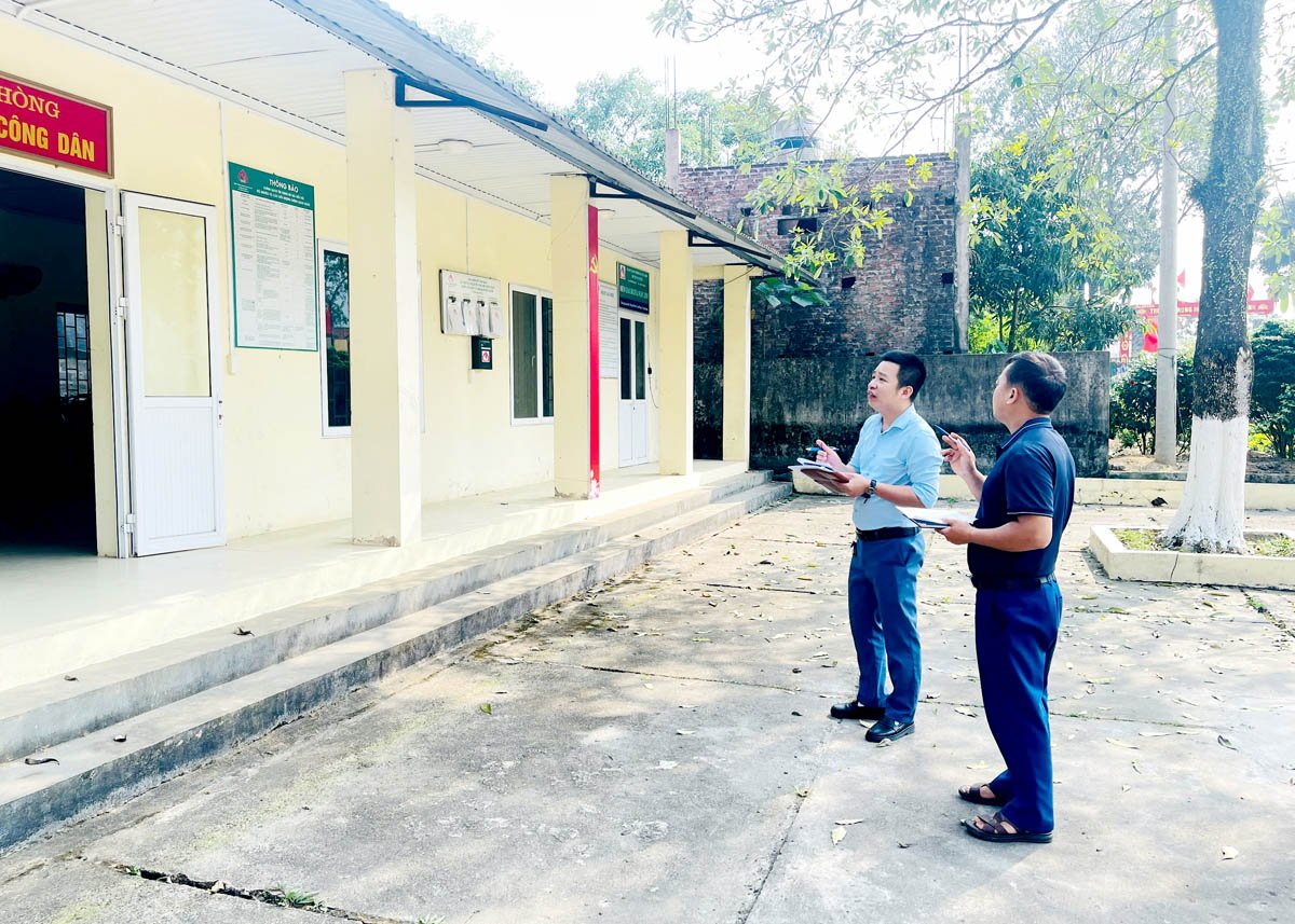 Phòng Kinh tế, Hạ tầng và Đô thị huyện Vị Xuyên rà soát cơ sở vật chất tại xã Ngọc Linh.