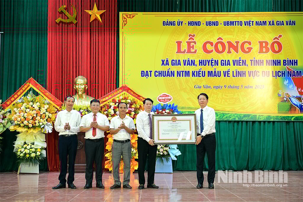 សមមិត្ត Tran Song Tung អនុប្រធានគណៈកម្មាធិការប្រជាជនខេត្ត អនុប្រធានគណៈកម្មាធិការដឹកនាំខេត្តសម្រាប់កម្មវិធីគោលដៅជាតិ បានបង្ហាញសេចក្តីសម្រេចទទួលស្គាល់ឃុំ Gia Van ជាតំបន់ជនបទគំរូថ្មីក្នុងវិស័យទេសចរណ៍ក្នុងឆ្នាំ ២០២៤។