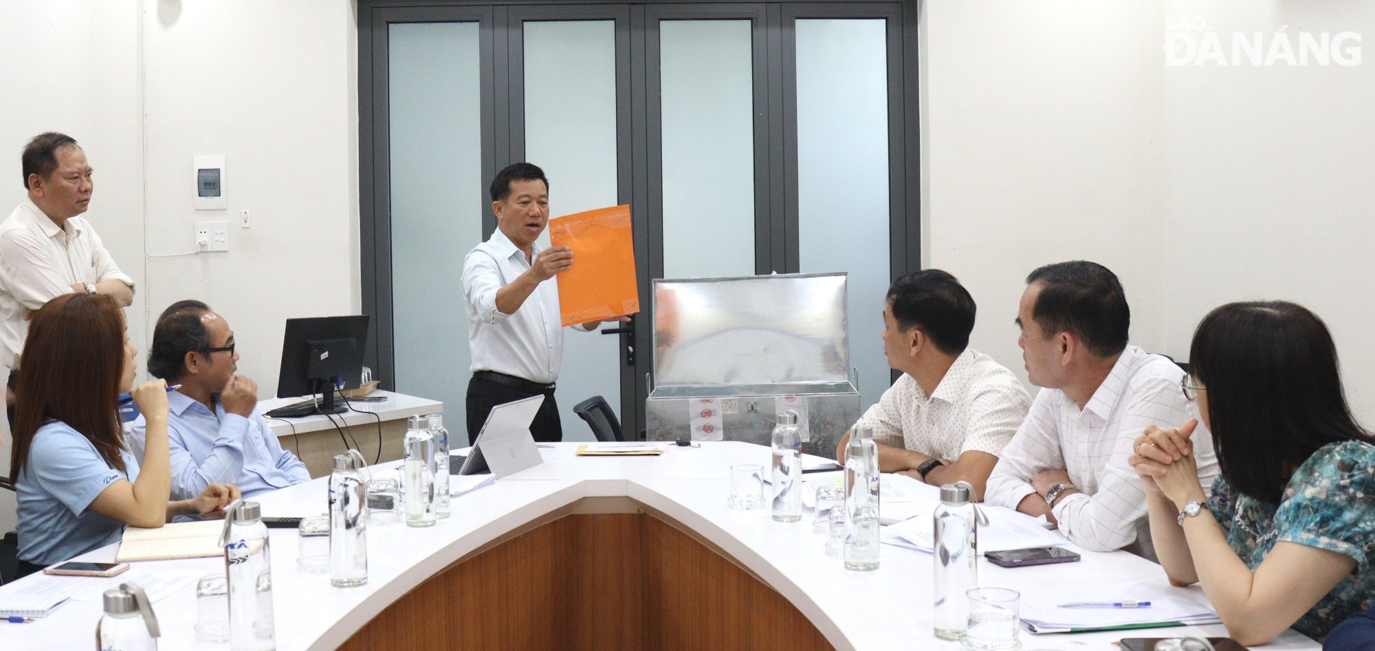 Trung tâm Phát triển quỹ đất thành phố Đà Nẵng phối hợp với UBND quận Sơn Trà, UBND phường An Hải Nam tổ chức mở hồ sơ do các tổ chức, cá nhân nộp đề nghị thuê 2 khu đất nói trên tổ chức chợ đêm Sơn Trà vào ngày 17-4-2025. Ảnh: HOÀNG HIỆP