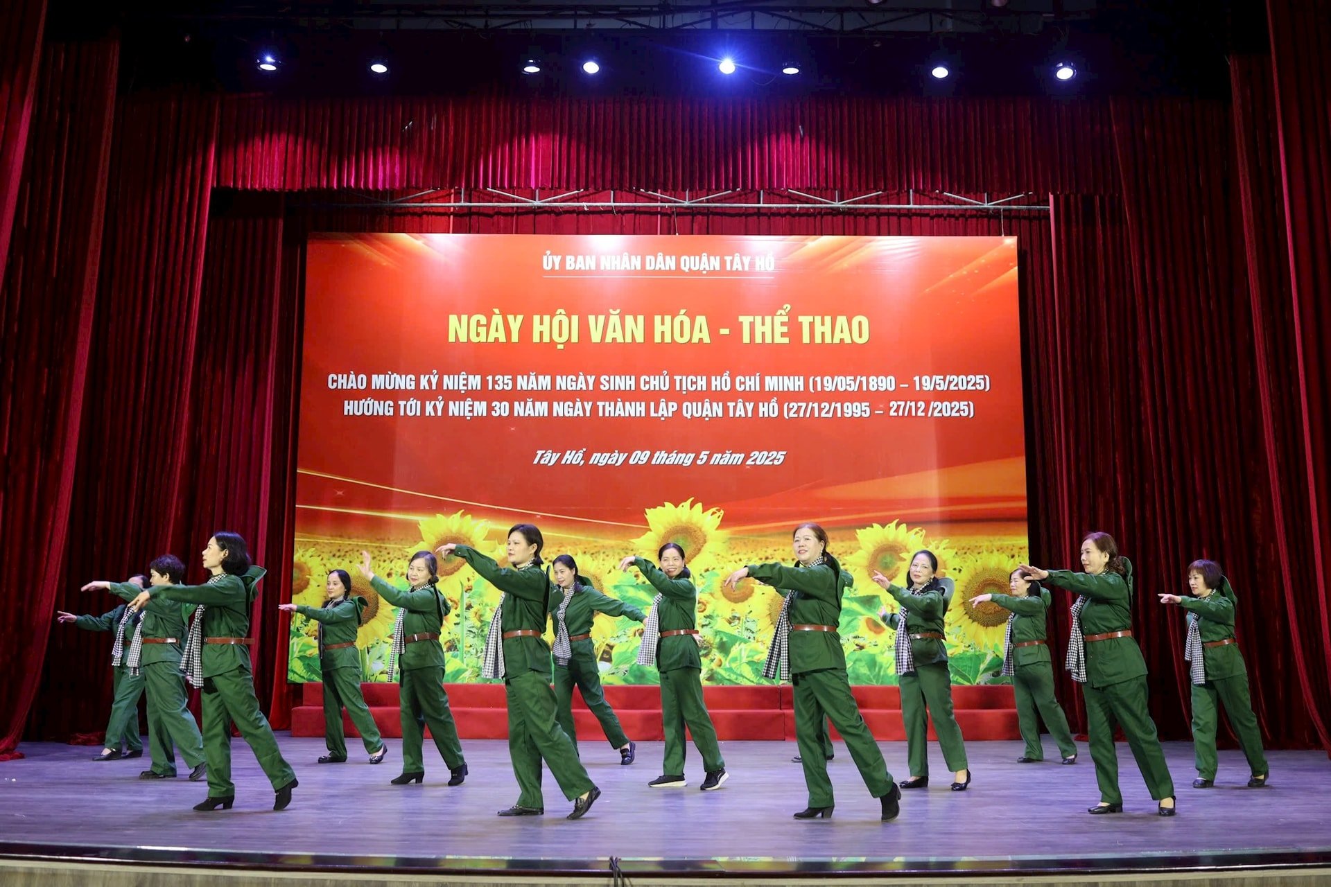 Phần thi dân vũ thu hút nhiều đội thi với phần biểu diễn phong phú. Ảnh: Nguyên Anh