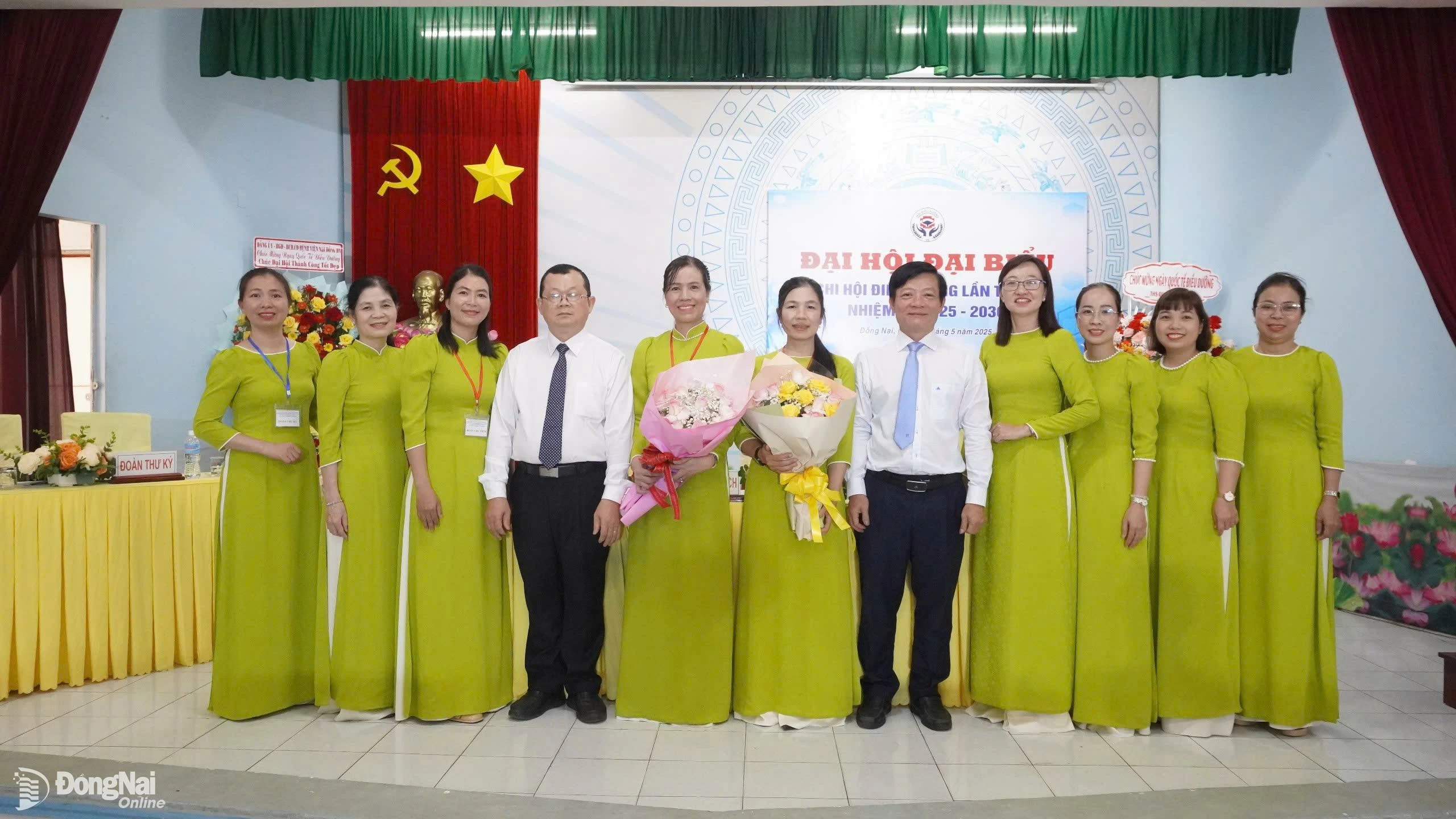 Thạc sĩ Huỳnh Tú Anh và Phó giám đốc Bệnh viện Nhi đồng Đồng Nai Nguyễn Trọng Nghĩa chúc mừng Ban chấp hành Chi hội điều dưỡng của bệnh viện nhiệm kỳ 2025-2030. Ảnh: Cương Quyết 