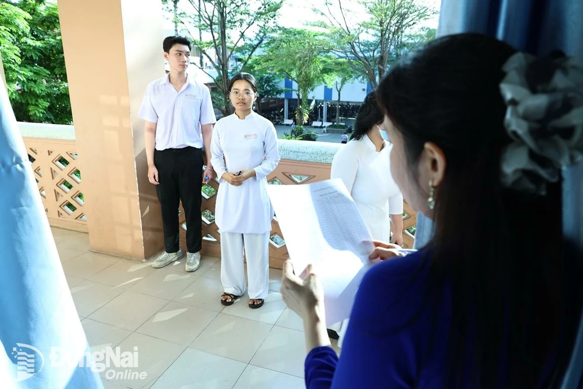 Dù chỉ là kỳ thi thử nhưng không ít thí sinh tỏ ra khá căng thẳng. Trong ảnh, giám thị Trường THPT Ngô Quyền (thành phố Biên Hòa) thực hiện quy trình gọi thí sinh vào phòng thi. Ảnh: Công Nghĩa