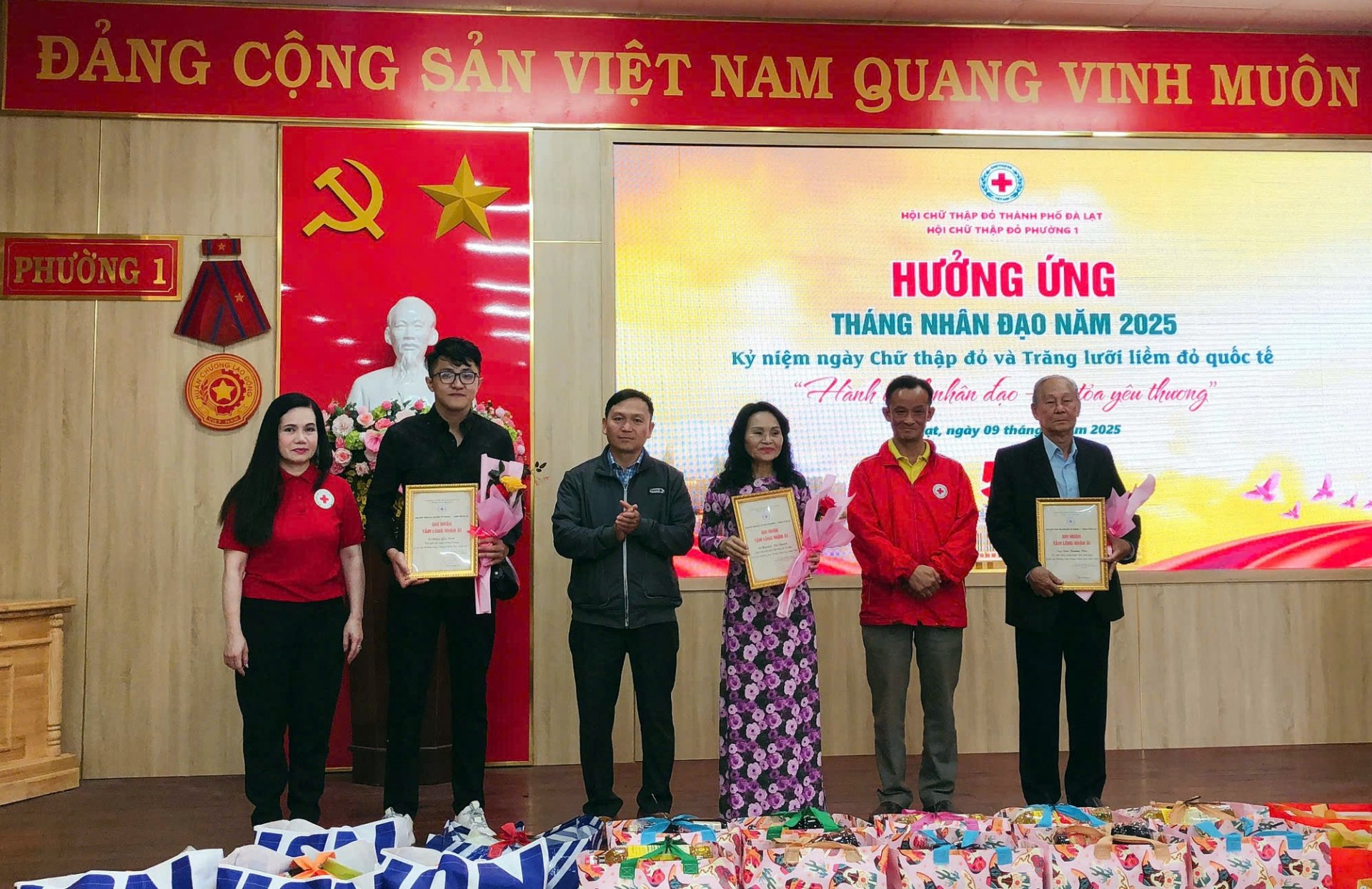 Hội Chữ thập đỏ Phường 1 -Đà Lạt trao  bằng ghi nhận tấm lòng nhân ái của các nhà tài trợ