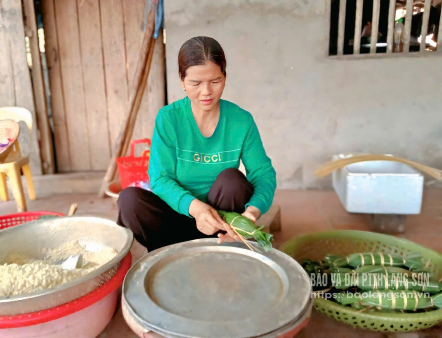 Người dân thôn Pò Tấu, xã Đình Lập gói bánh gio truyền thống (ảnh chụp tháng 5/2025) 