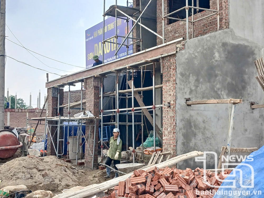 Việc giá gạch tuynel tăng mạnh và khan hiếm đã ảnh hưởng không nhỏ đến tiến độ xây dựng công trình của người dân.