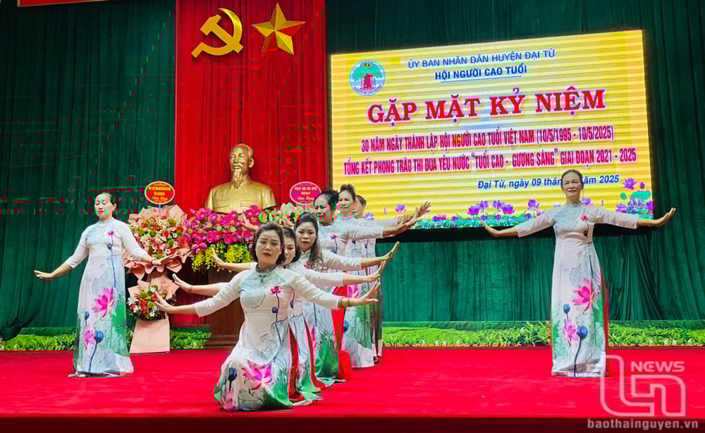 Hội viên người cao tuổi biểu diễn văn nghệ chào mừng Hội nghị.