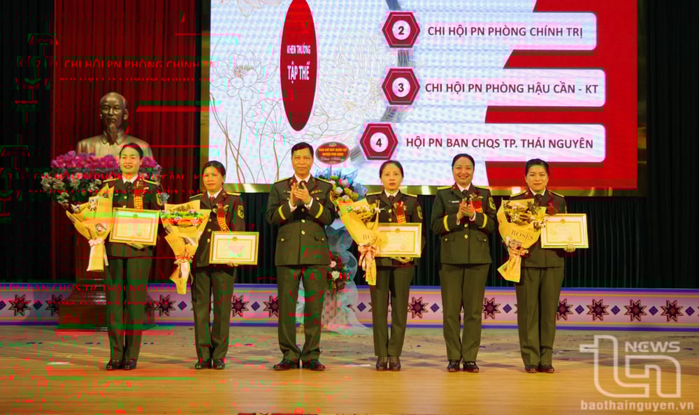 Các tập thể, cá nhân phụ nữ tiêu biểu được tuyên dương, khen thưởng tại Hội nghị.