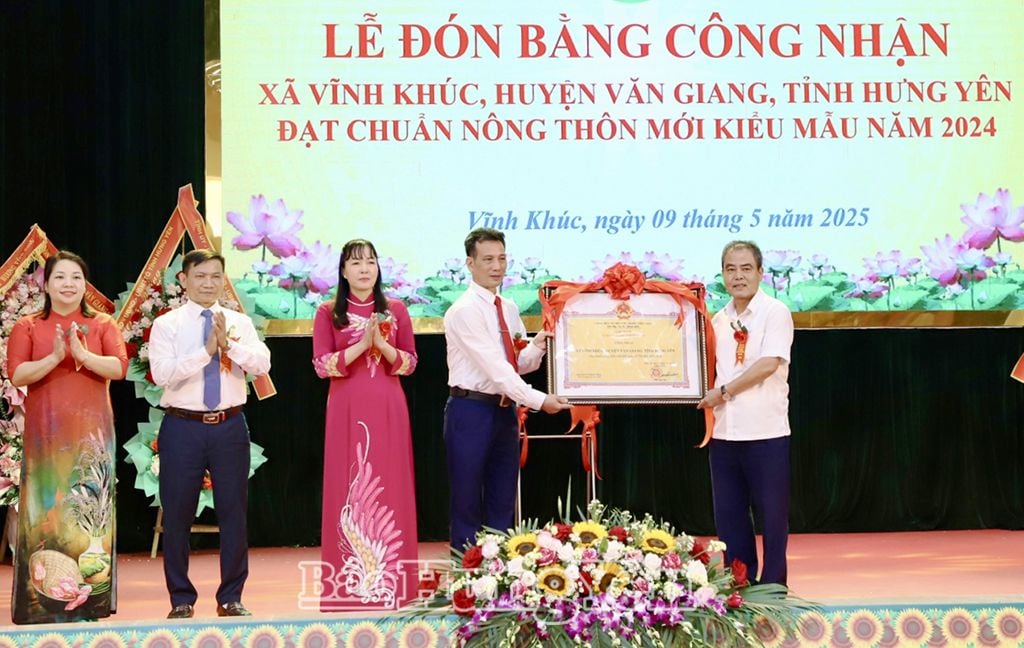   Trao Bằng công nhận xã Vĩnh Khúc đạt chuẩn nông thôn mới kiểu mẫu năm 2024 