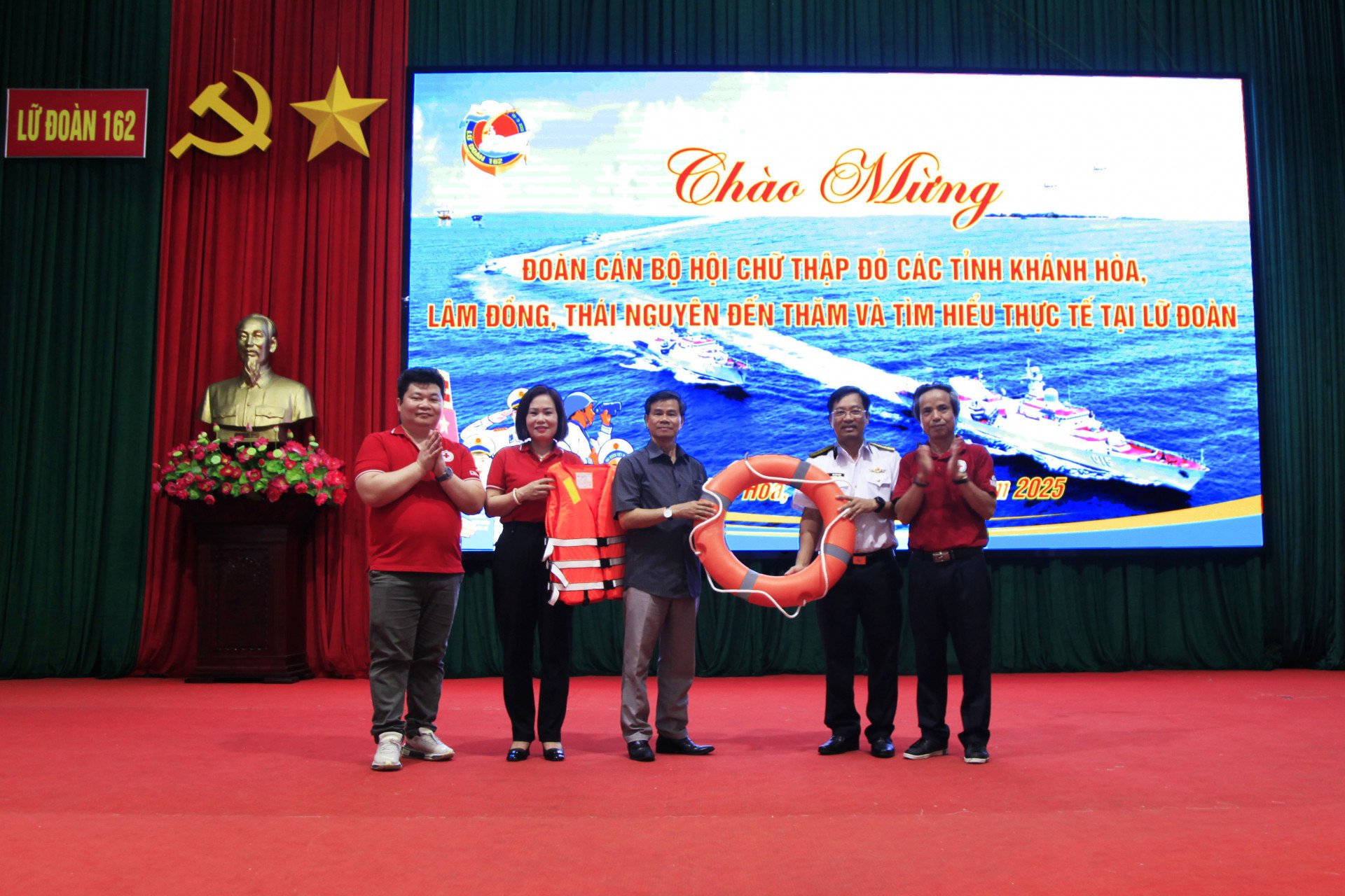  Đoàn công tác tặng quà cho đơn vị.
