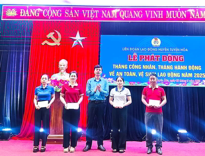 តំណាង​សហព័ន្ធ​ការងារ​ខេត្ត​បាន​បង្ហាញ​ប្រាក់​ឧបត្ថម្ភ​ដល់​សមាជិក​សហជីព និង​កម្មករ​ដែល​មាន​ជំងឺ​ធ្ងន់ធ្ងរ ឬ​ឈឺ​យូរ​ក្នុង​ស្ថានភាព​លំបាក។