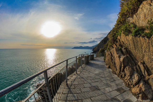 trai-nghiem-di-bo-duong-mon-via-dell-amore.webp