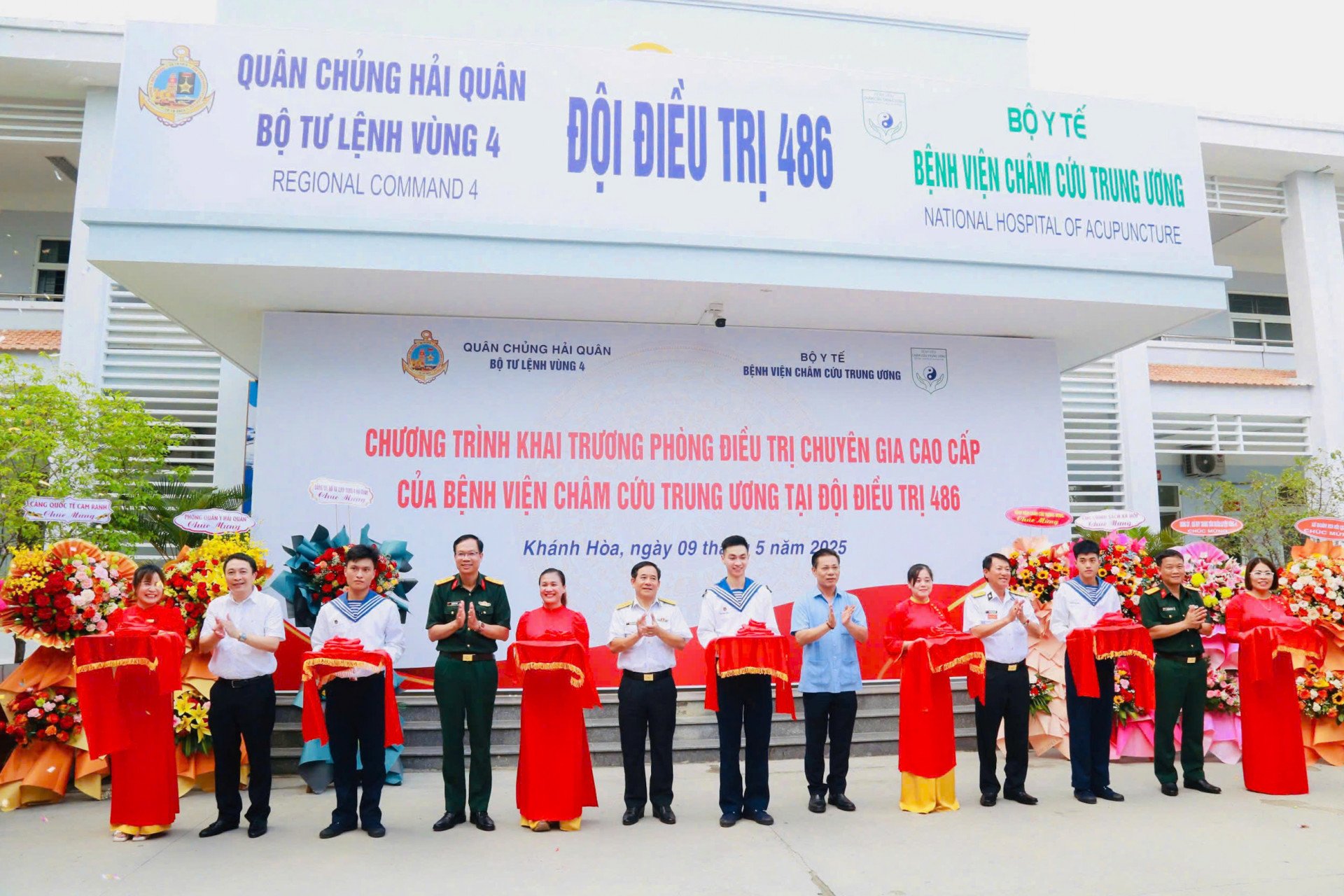 Các đại biểu cắt băng khai trương phòng điều trị.