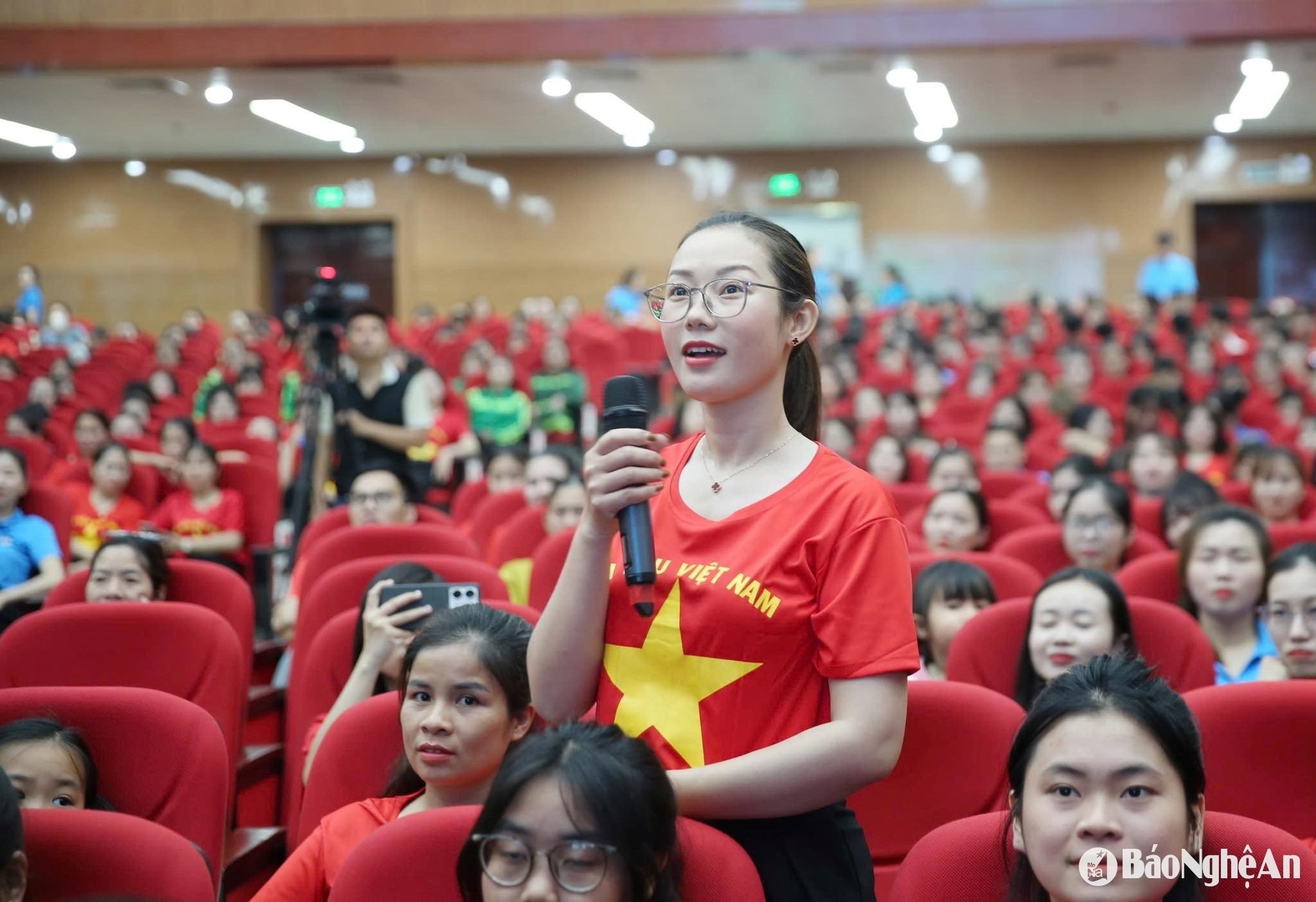 Công nhân Nguyễn Thị Hoa lễ phát động Tháng Công nhân tuyên truyền pháp luật Ảnh CSCC