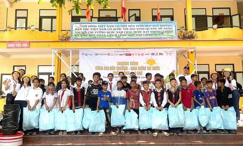 Câu lạc bộ doanh nhân gia đình TP. Hồ Chí Minh trao quà cho các em học sinh tại Trường phổ thông Dân tộc bán trú tiểu học và THCS Lâm Thủy.