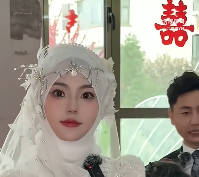 The bride is suspected of being AI because she is too beautiful - Photo 2.