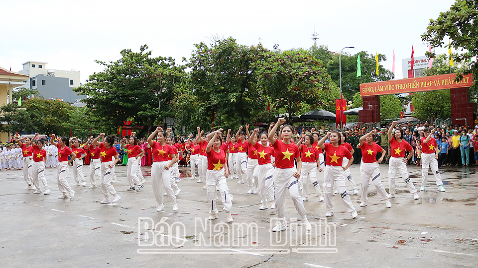 កម្មវិធីសំដែងរបាំប្រជាប្រិយ   នៅមជ្ឈមណ្ឌលវប្បធម៌ ព័ត៌មាន និងកីឡាស្រុក Truc Ninh។