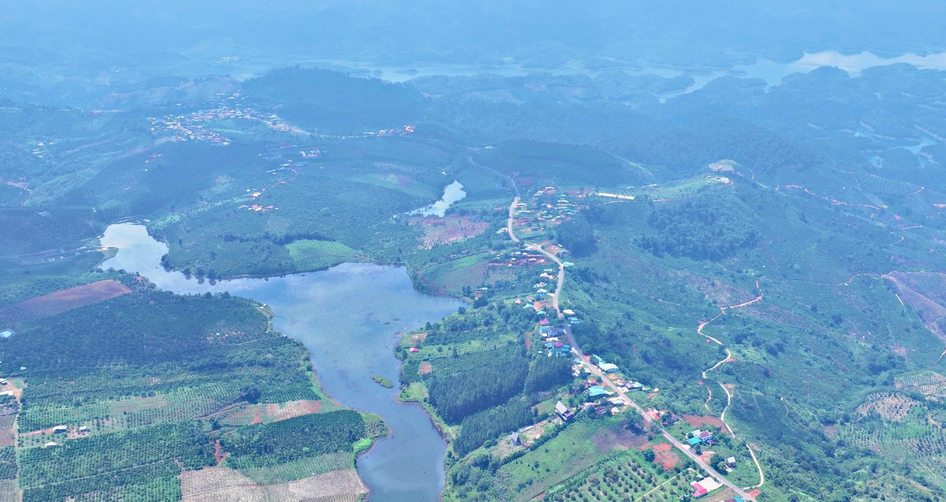 Giao thông kết nối giữa Đắk Nông - Lâm Đồng - Bình Thuận đi trên quốc lộ 28 hiện nay khá chật hẹp, đèo dốc gây mất an toàn giao thông