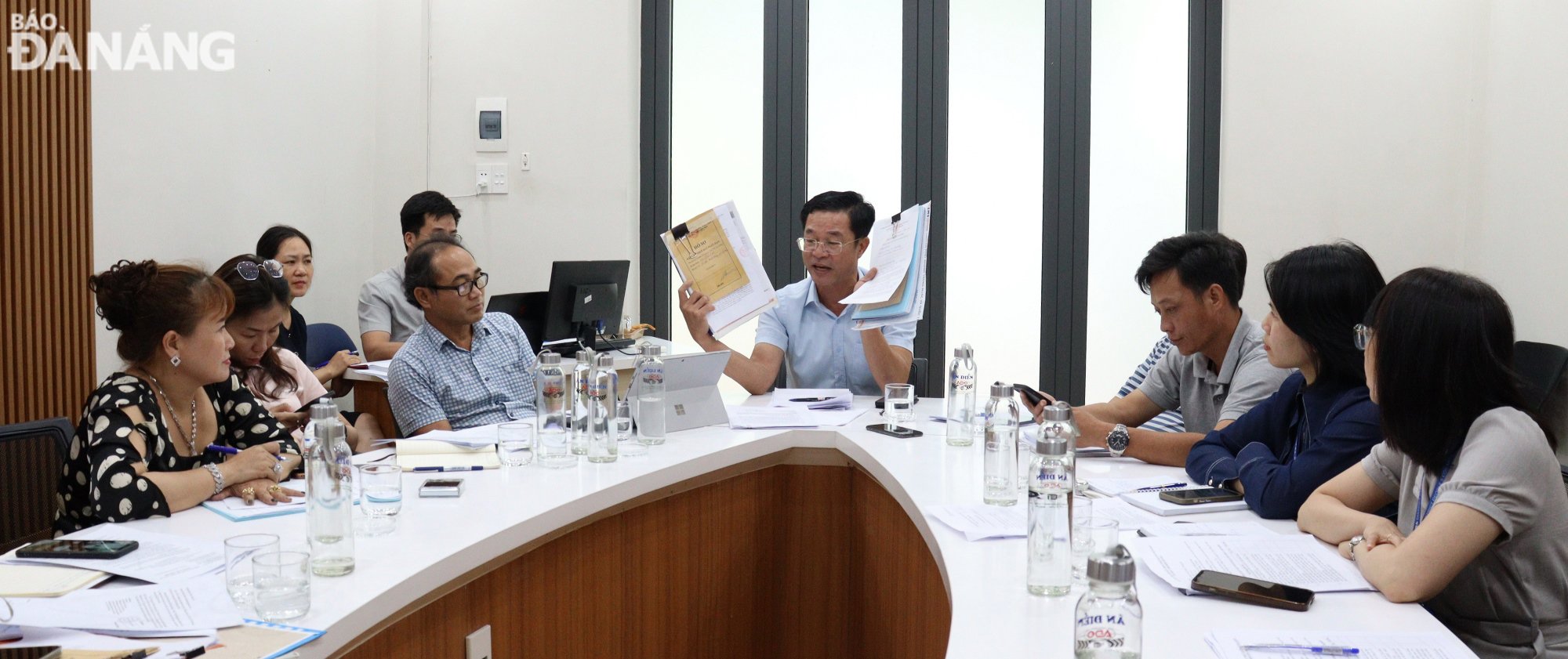 Phó Giám đốc Sở Nông nghiệp và Môi trường Võ Nguyên Chương công khai các hồ sơ đăng ký thuê đất tổ chức chợ đêm Sơn Trà. Ảnh: HOÀNG HIỆP