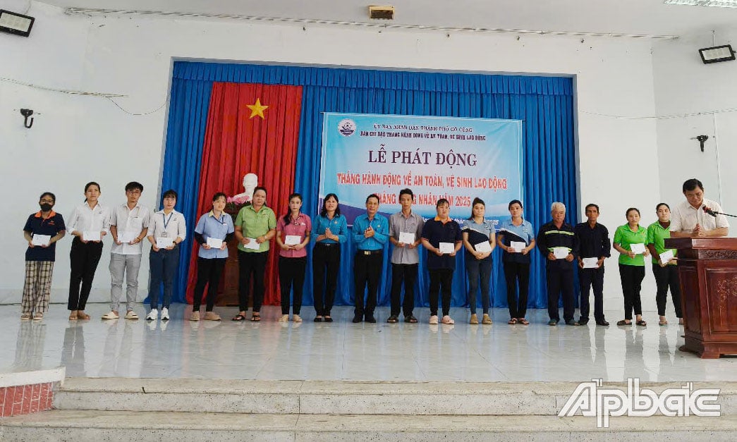 Lãnh đạo Liên đoàn Lao động tỉnh, Liên đoàn Lao động TP. Gò Công tặng quà cho công nhân có hoàn cảnh khó khăn.