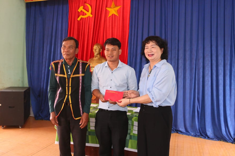 truong-ban-tuyen-giao-va-dan-van-tinh-uy-da-trao-qua-cho-chi-bo-thon-luh-rung-anh.jpg