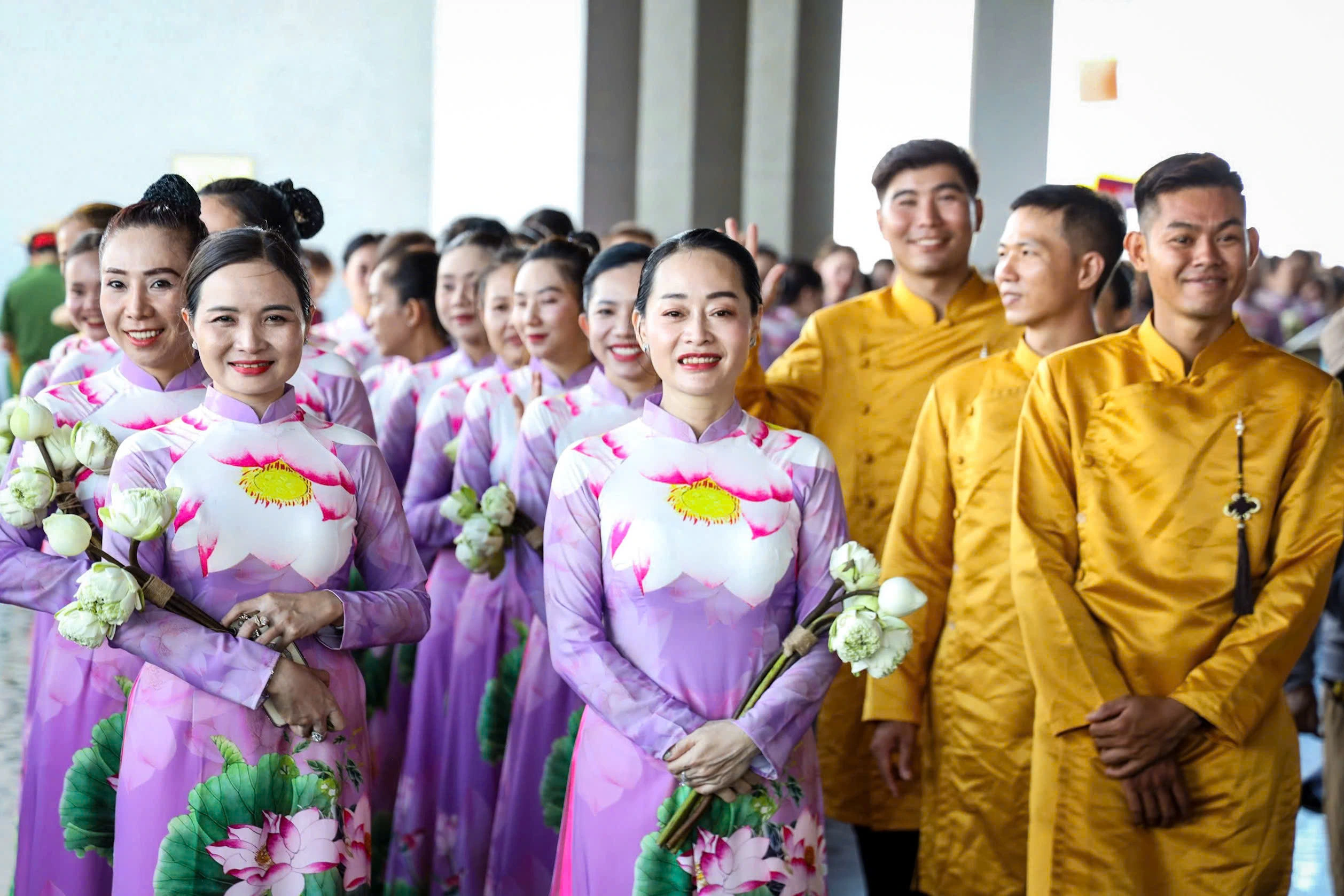Hàng ngàn người dân về núi Bà Đen chiêm bái xá lợi Đức Phật