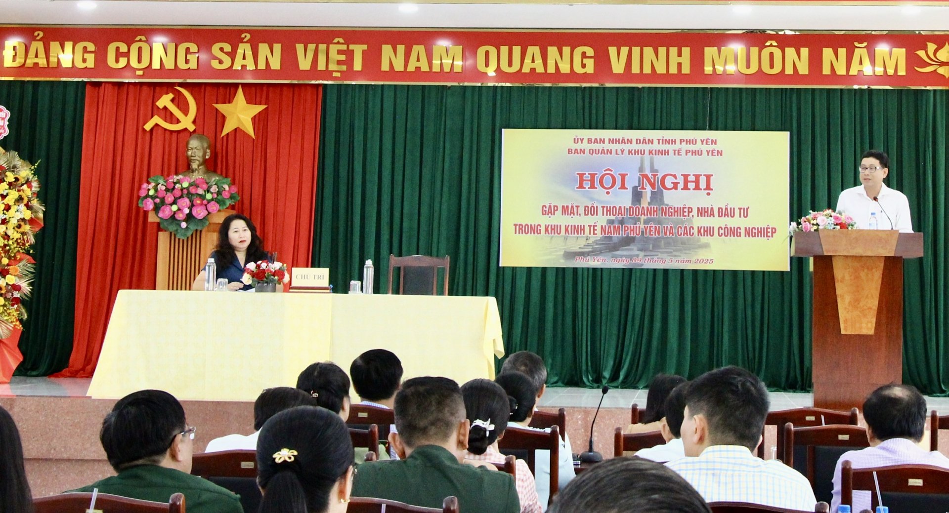 ប្រធានក្រុមប្រឹក្សាគ្រប់គ្រងតំបន់សេដ្ឋកិច្ច Phu Yen លោក Huynh Lu Tan ប្តេជ្ញាជានិច្ចកាលបង្កើតលក្ខខណ្ឌអំណោយផលក្នុងក្របខ័ណ្ឌនៃបទបញ្ញត្តិច្បាប់សម្រាប់អាជីវកម្ម និងអ្នកវិនិយោគងាយស្រួលធ្វើអាជីវកម្ម និងវិនិយោគ។