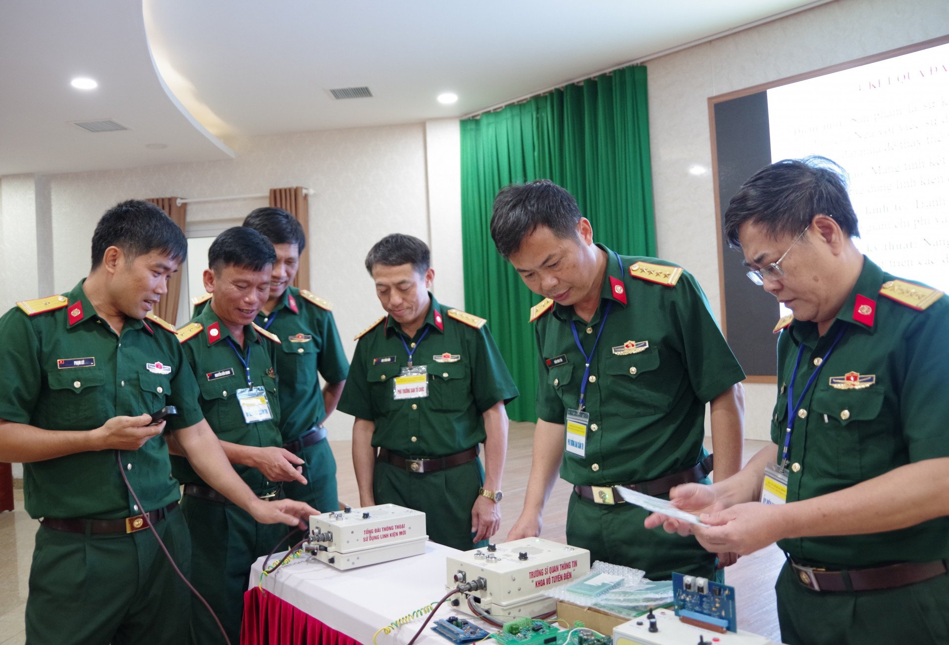 Chấm thi sáng kiến “Nghiên cứu, mô phỏng, chế tạo bộ tổng đài bằng linh kiện mới cho hệ thống thông tin thoại nội bộ trên xe tăng, tàu chiến, tàu ngầm thế hệ Nga”.