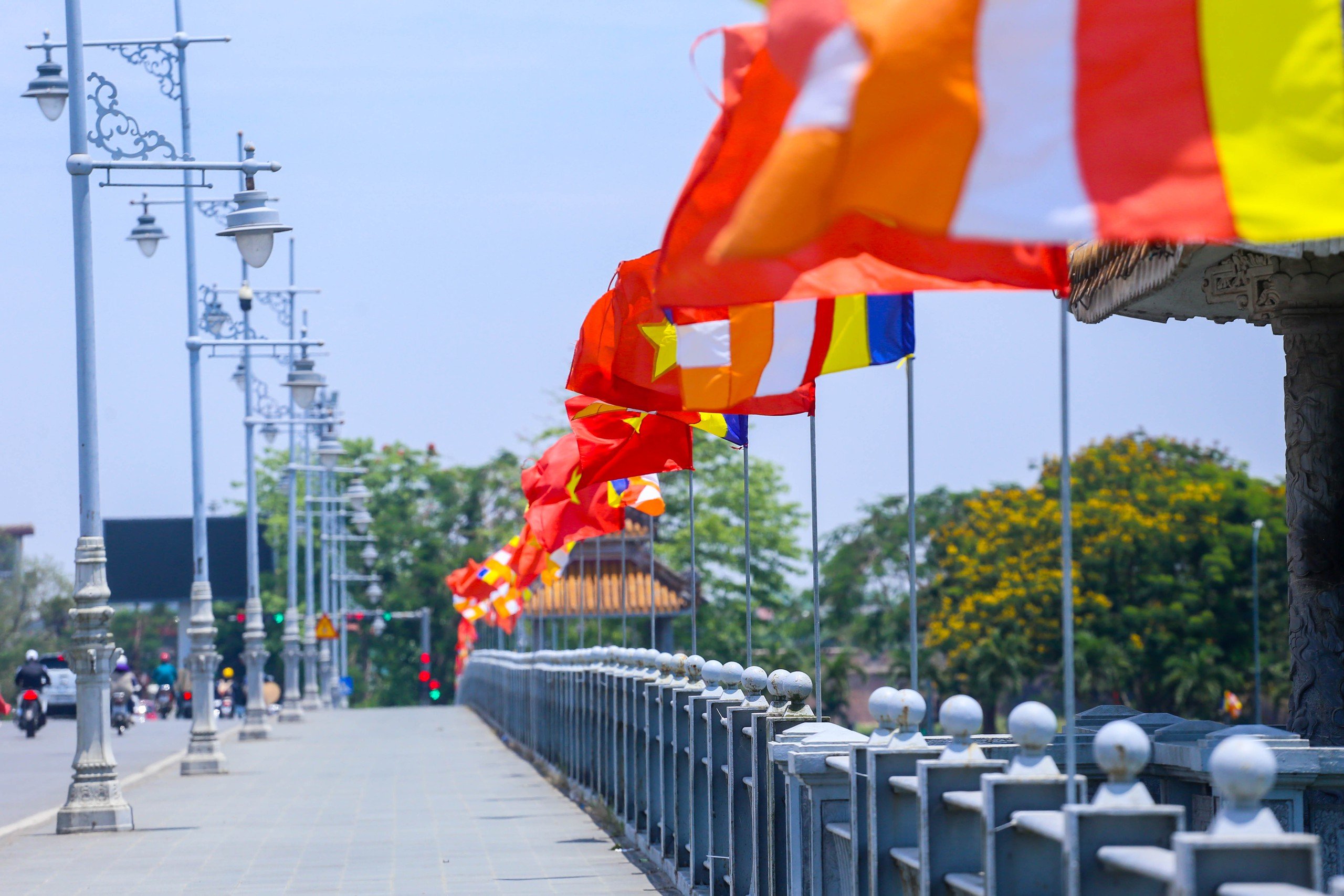 Kỳ công lá cờ khổng lồ bên bờ sông Hương mừng đại lễ Phật đản- Ảnh 10.
