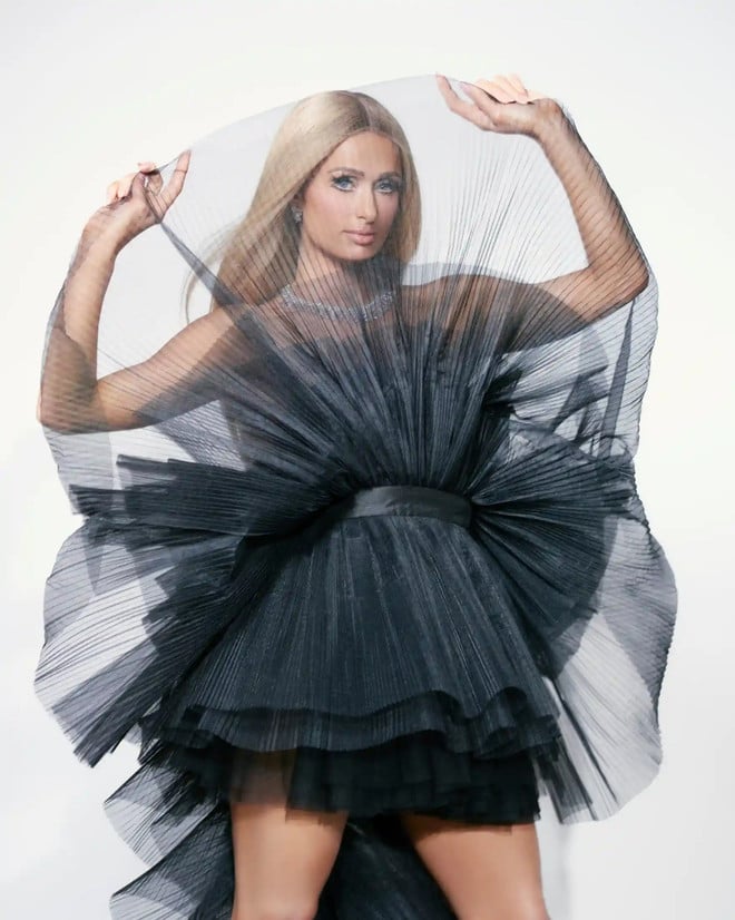 10-paris-hilton-biet-danh-nu-hoang-tiec-tung-dien-vay-cua-ntk-le-thanh-hoa-chup-hinh-cho-an-pham-saturday-cua-guardian.jpg