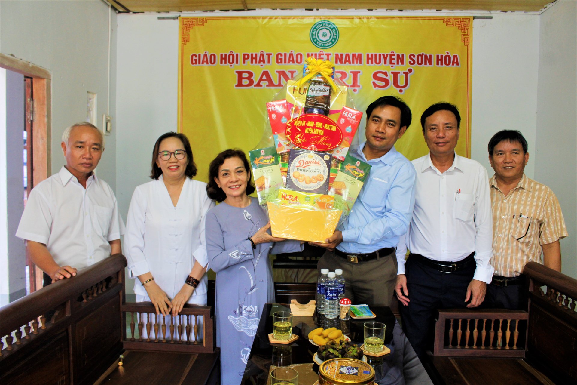  Lãnh đạo huyện Sơn Hòa thăm, tặng quà Ban Trị sự 
Giáo hội Phật giáo huyện. Ảnh: NGỌC TÂN