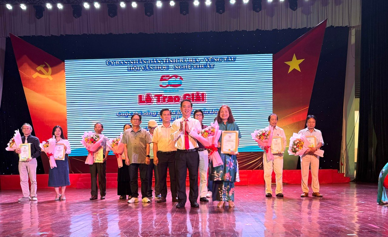 Ông Nguyễn Thái Bình, Phó trưởng Ban Tuyên giáo và Dân vận Tỉnh ủy trao giải Đặc biệt cho nhạc sĩ Trần Khánh Vân với ca khúc 