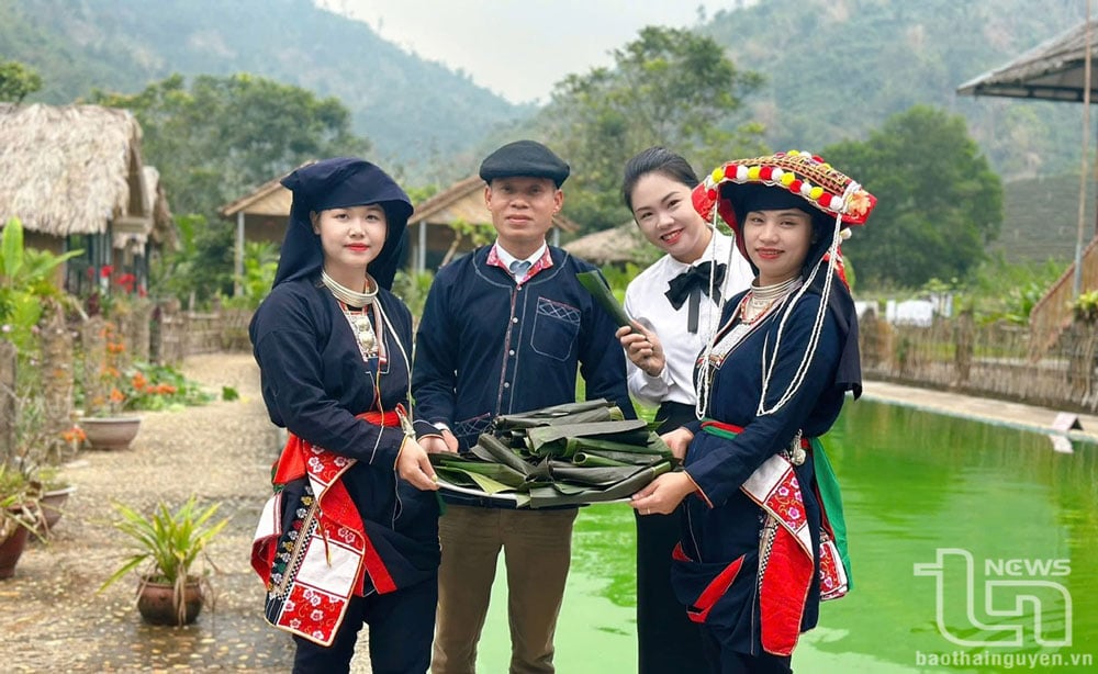 Các học viên của lớp Du lịch sinh thái (do Trung tâm Giáo dục nghề nghiệp - Giáo dục thường xuyên huyện Đại Từ tổ chức) tham gia thực hành tại một điểm du lịch ở xã La Bằng.