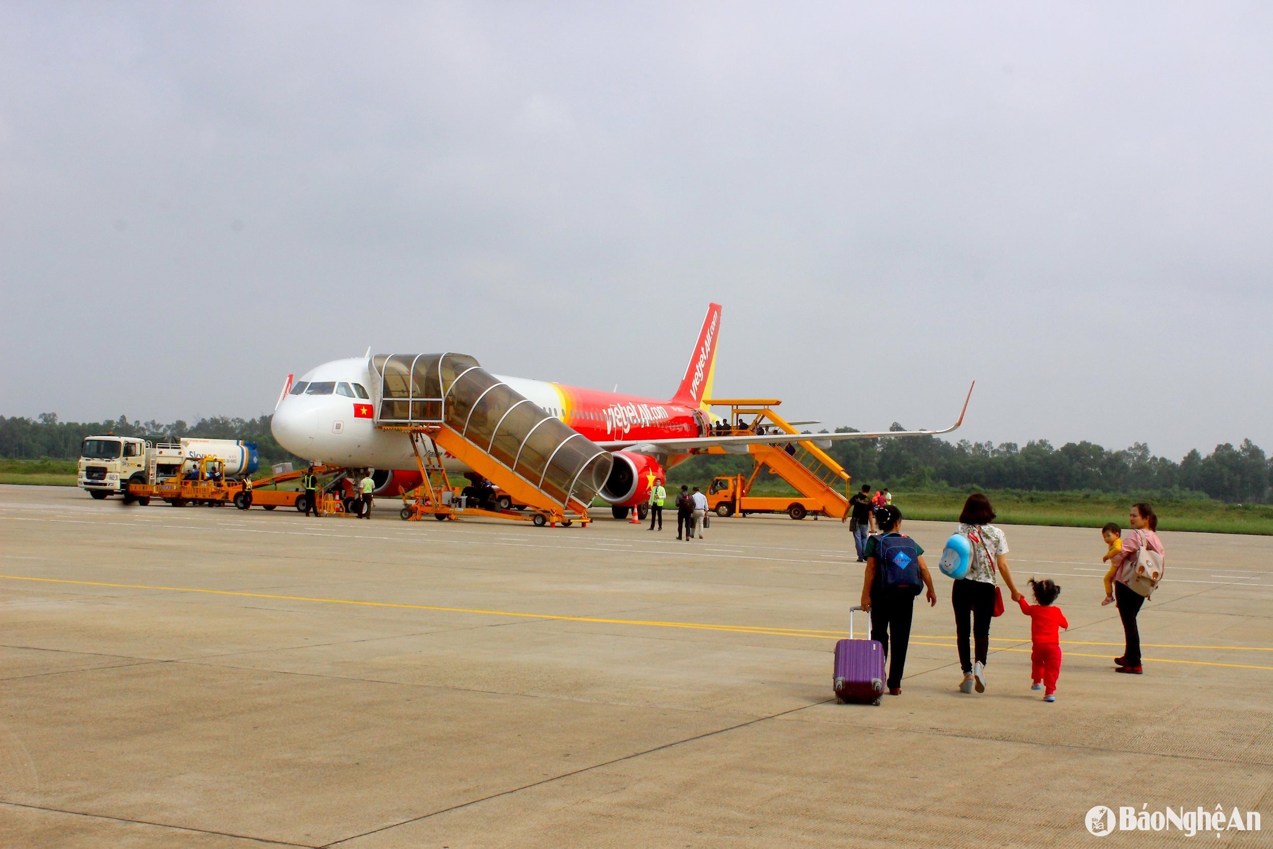khách lên máy bay tại sân bay Vinh