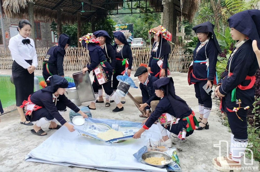 Bánh dày là một trong những món ăn không thể thiếu trong mâm cỗ của đồng bào Dao vào những dịp lễ, Tết.