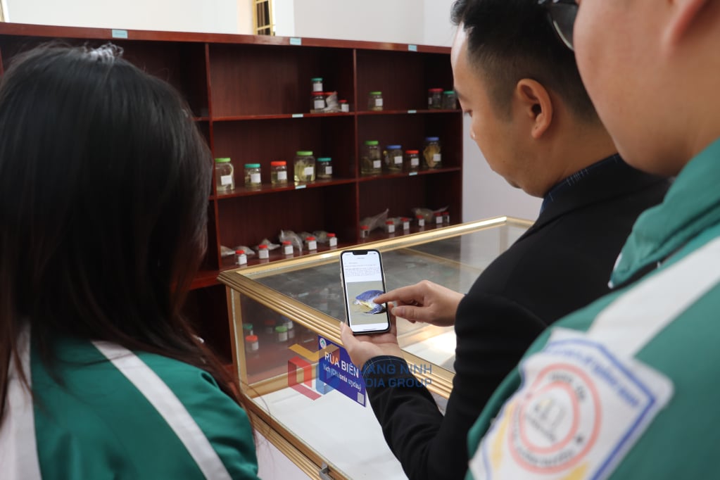 Học sinh trải nghiệm quét mã QR để tìm hiểu thông tin hiện vật tại Bảo tàng đa dạng sinh học. 