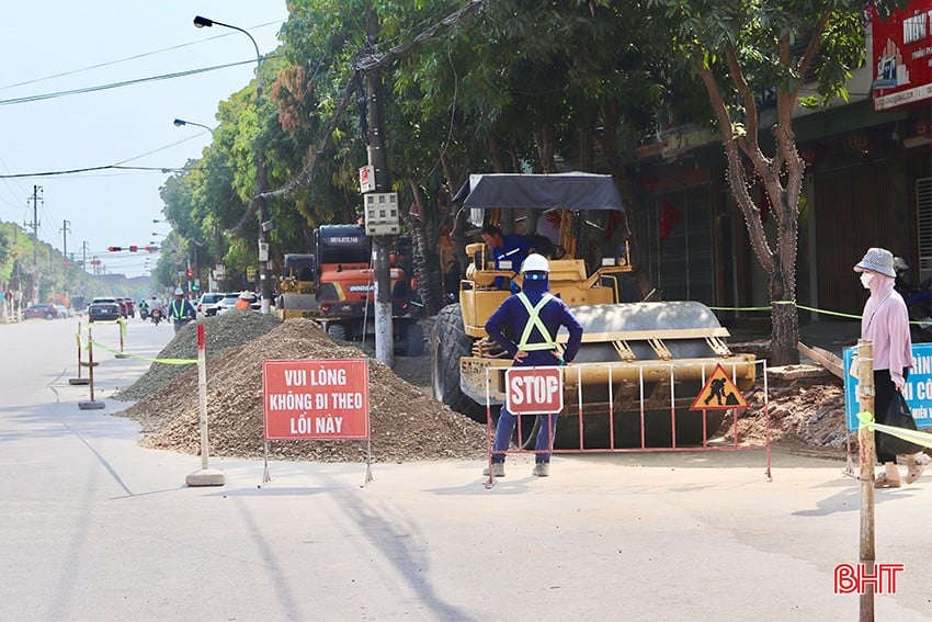 Không khí thi công khẩn trương tại dự án chỉnh trang, nâng cấp vỉa hè và hệ thống hạ tầng kỹ thuật đường Nguyễn Du (đoạn từ đường Trần Phú đến đường Nguyễn Công Trứ).