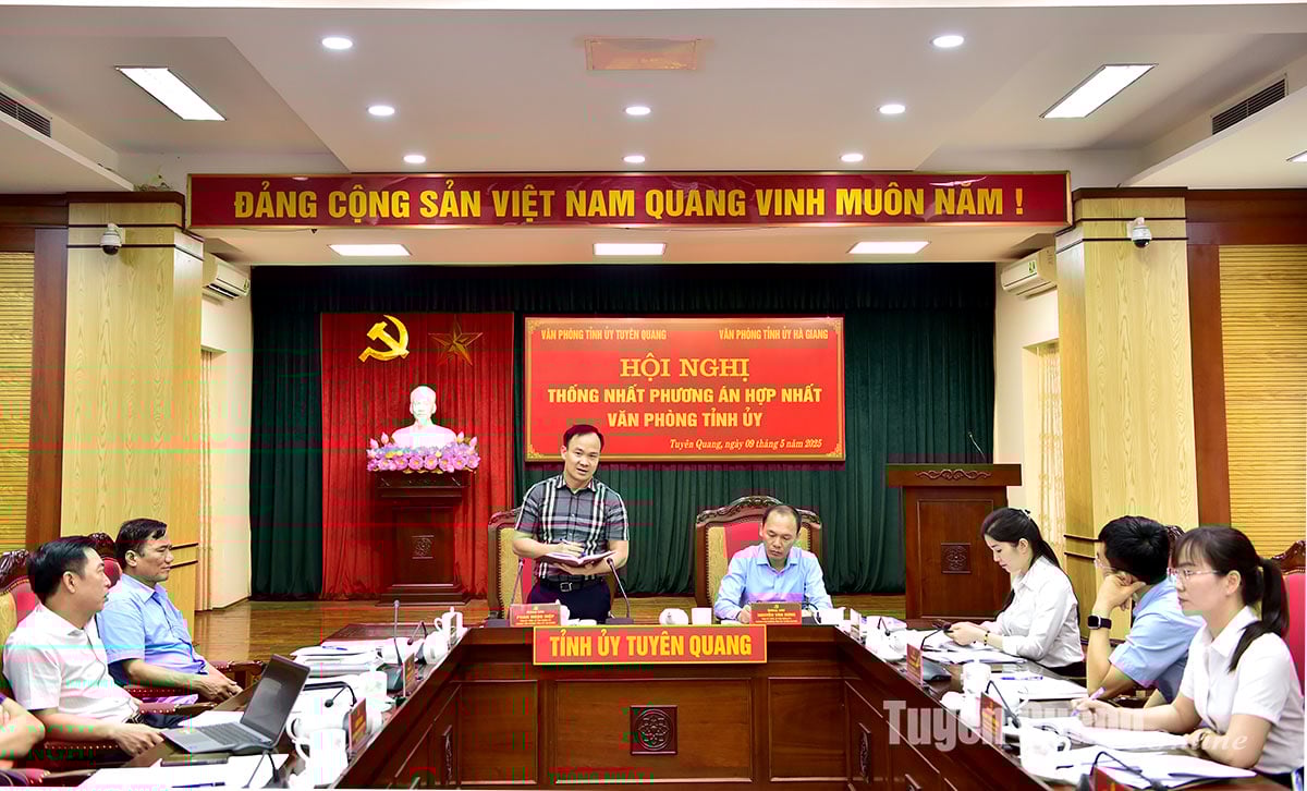 Đồng chí Phan Ngọc Hiệp, Chánh Văn phòng Tỉnh ủy Hà Giang phát biểu tại hội nghị.