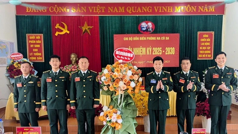 Nhiều phần quà tặng học sinh và nhân dân xã biên giới Na Cô Sa ảnh 2