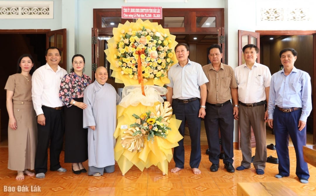 và tặng hoa chúc mừng tăng ni, Phật tử Chùa Dược Sư.